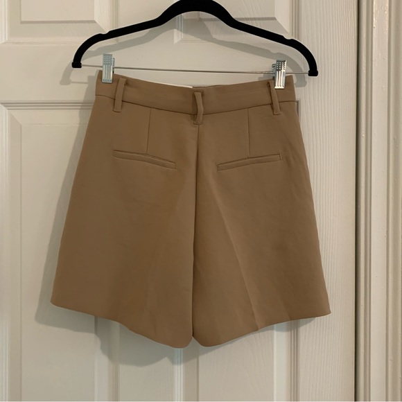 Aritzia Effortless Shorts - Picture 2 of 3